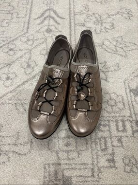 NWOT ECCO Bluma Metallic Bronze Toggle Comfort Low Top Sneakers Flats, size 41
